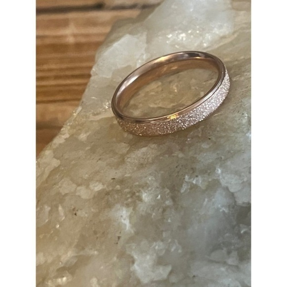 Rose Gold Tungsten Textured Unisex Sparkling Band Ring -4mm Width -New -Size 9 - Picture 3 of 12